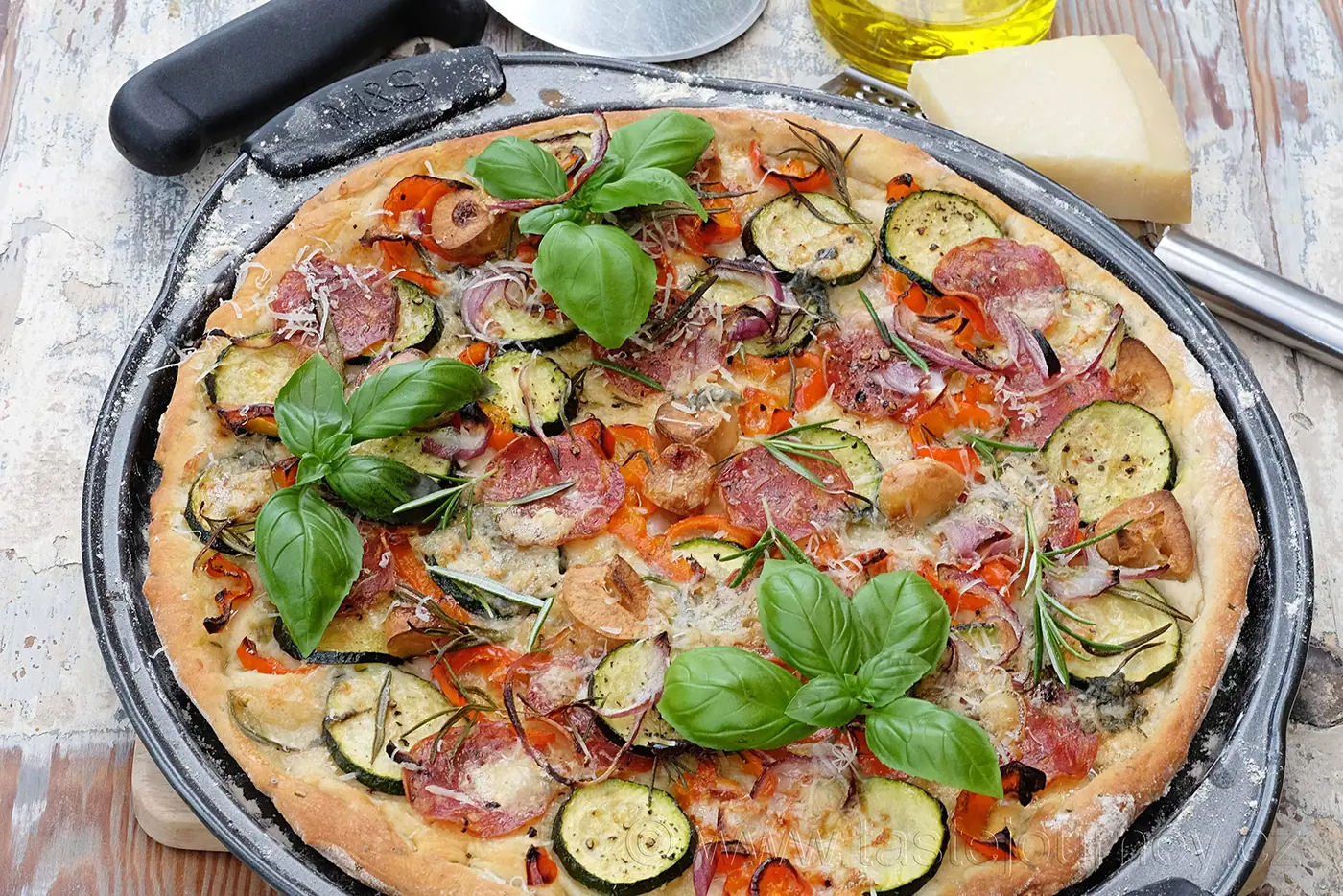 Voňavá, křupavá rozmarýnová pizza. Doma v troubě i na zahradě na grilu.