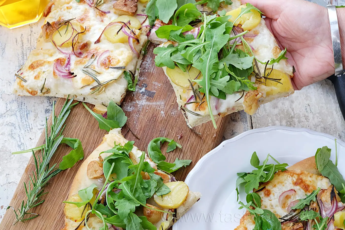 Voňavá, křupavá rozmarýnová pizza. Doma v troubě i na zahradě na grilu. – fotografie 2