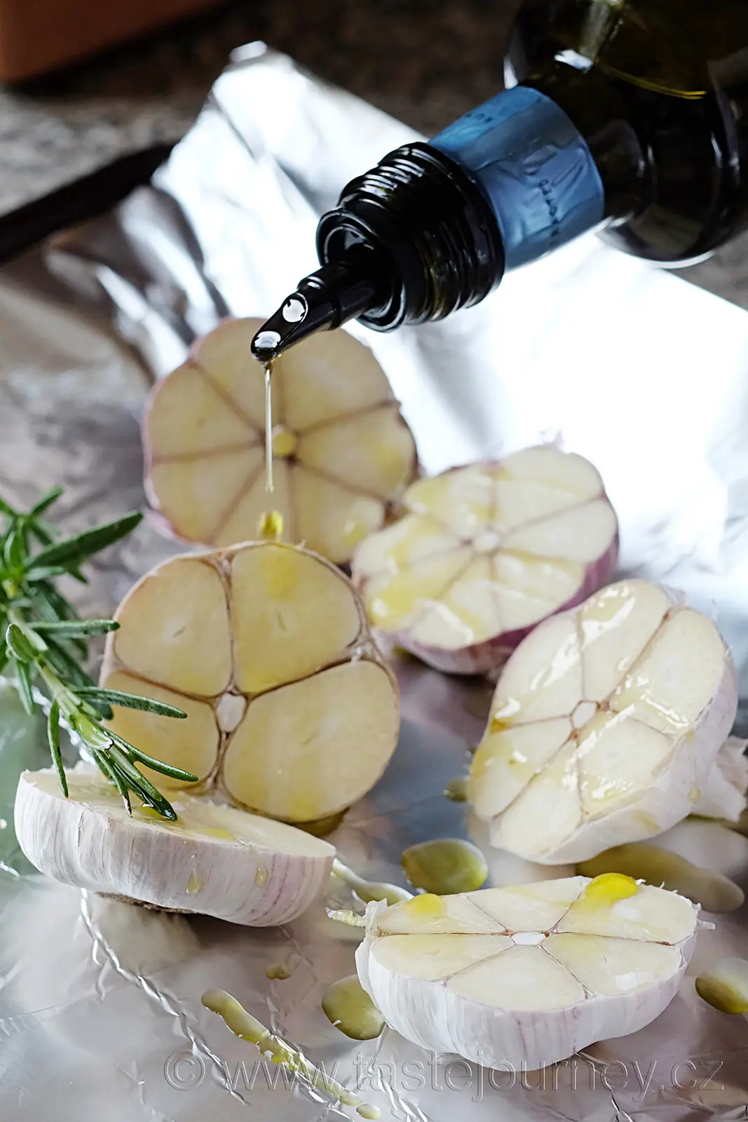 Voňavá, křupavá rozmarýnová pizza. Doma v troubě i na zahradě na grilu. – fotografie 3