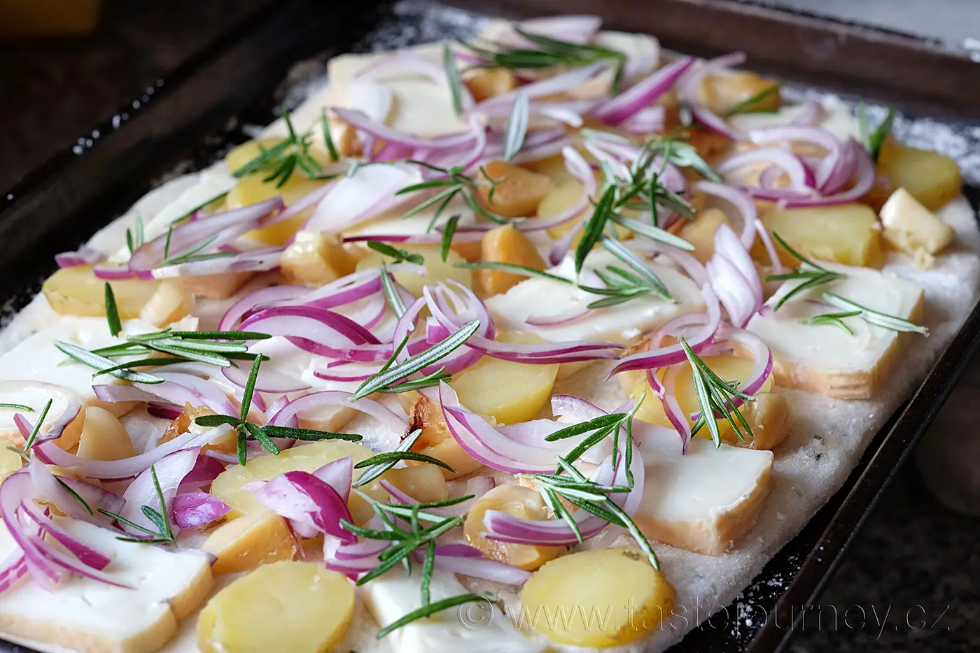 Voňavá, křupavá rozmarýnová pizza. Doma v troubě i na zahradě na grilu. – fotografie 5