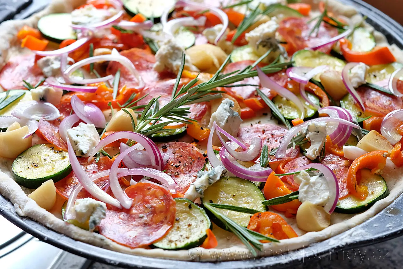 Voňavá, křupavá rozmarýnová pizza. Doma v troubě i na zahradě na grilu. – fotografie 6