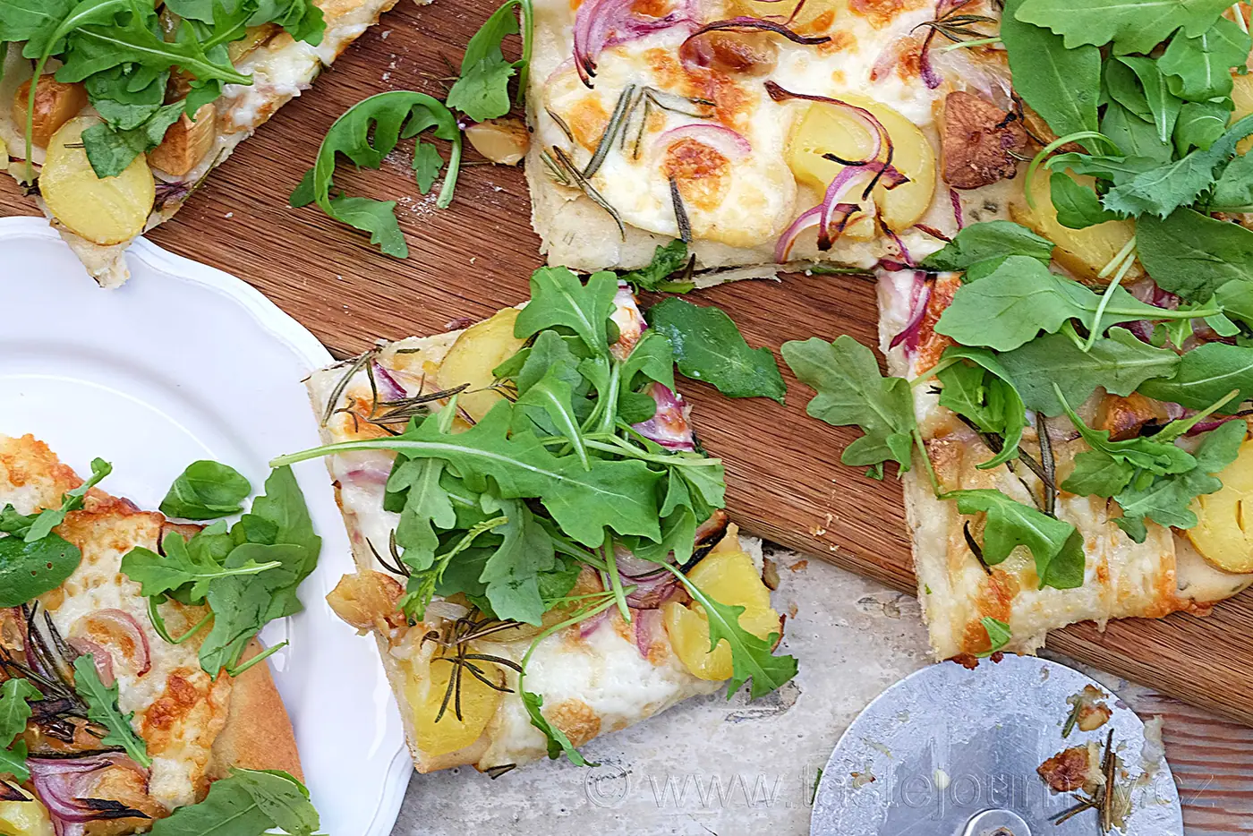 Voňavá, křupavá rozmarýnová pizza. Doma v troubě i na zahradě na grilu. – fotografie 7