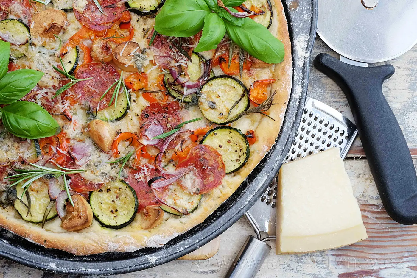 Voňavá, křupavá rozmarýnová pizza. Doma v troubě i na zahradě na grilu. – fotografie 8