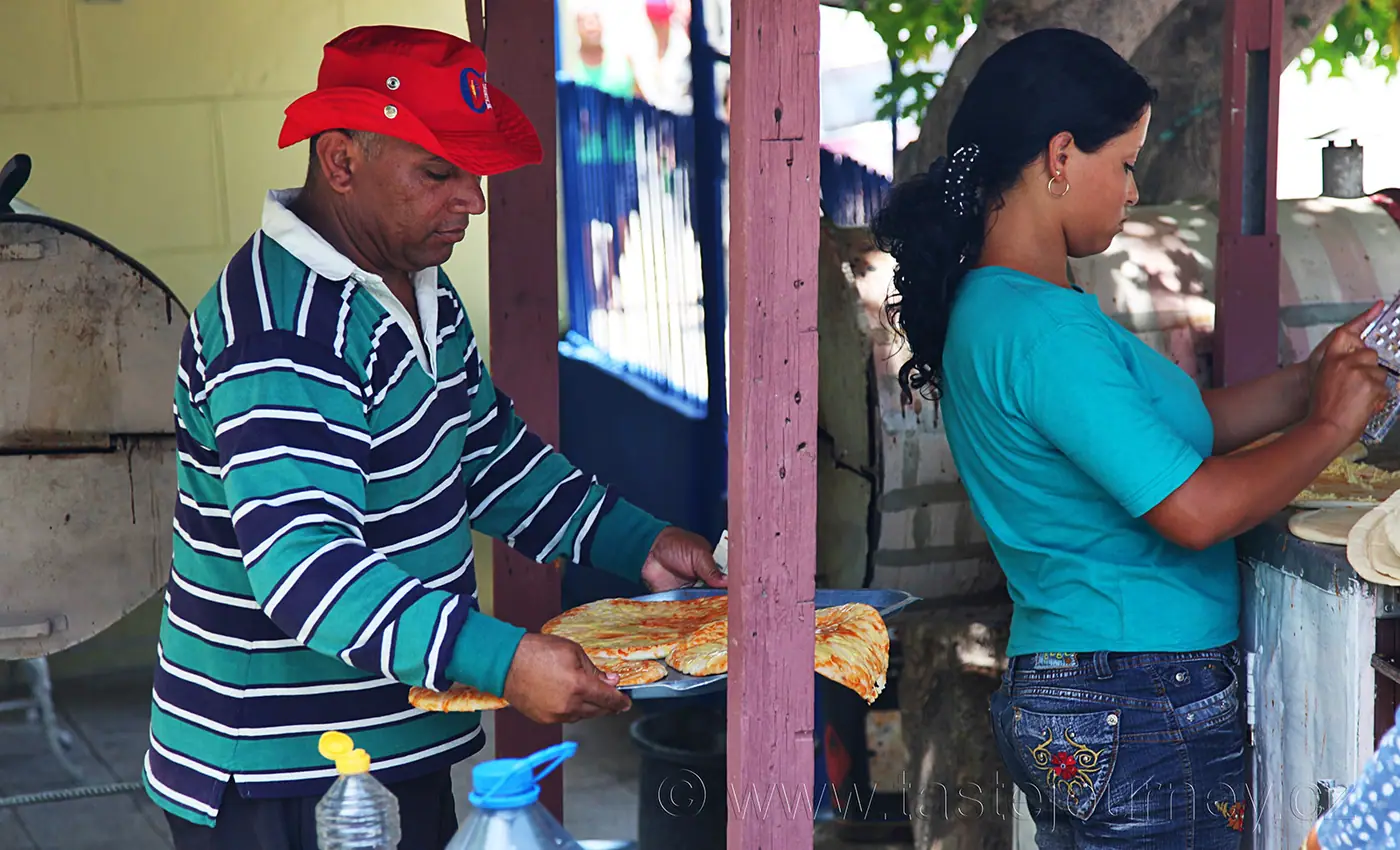 Voňavá, křupavá rozmarýnová pizza. Doma v troubě i na zahradě na grilu. – fotografie 9