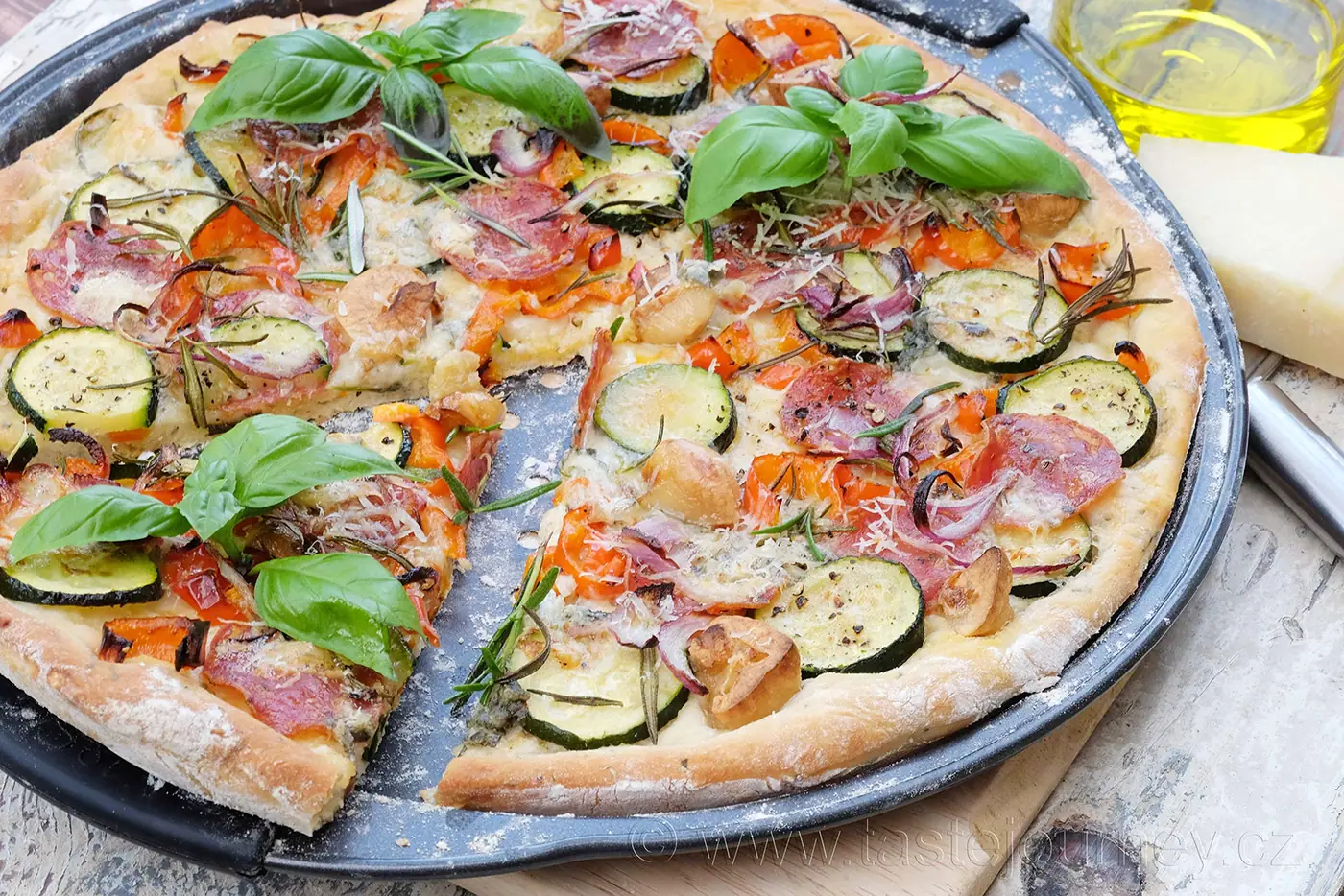 Voňavá, křupavá rozmarýnová pizza. Doma v troubě i na zahradě na grilu. – fotografie 10