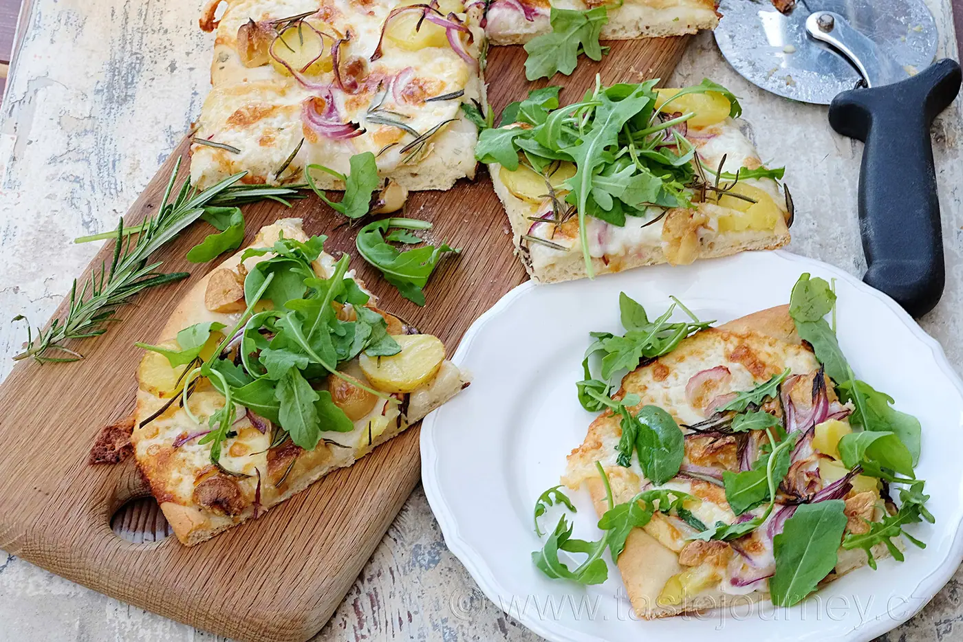 Voňavá, křupavá rozmarýnová pizza. Doma v troubě i na zahradě na grilu. – fotografie 11