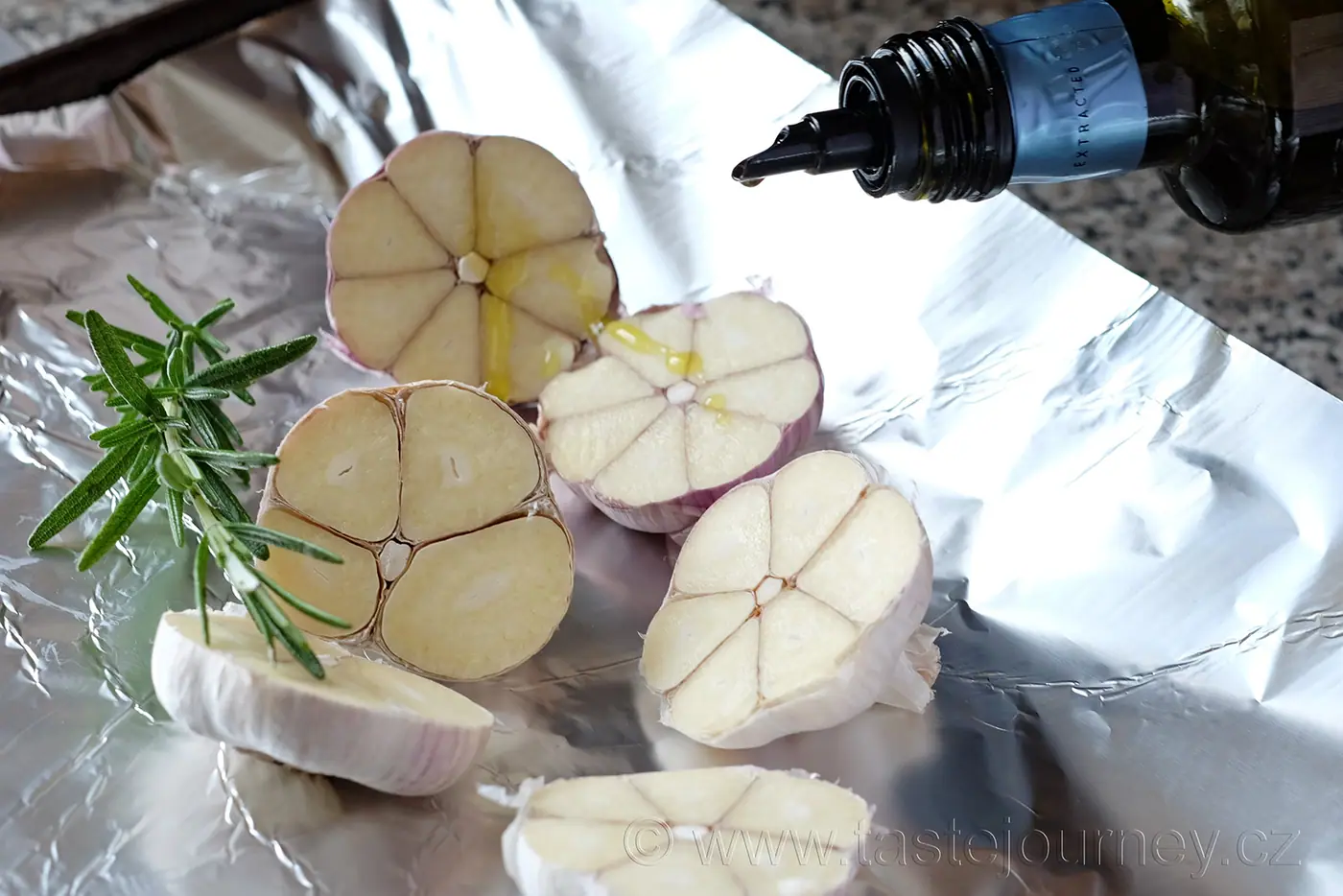 Voňavá, křupavá rozmarýnová pizza. Doma v troubě i na zahradě na grilu. – fotografie 12