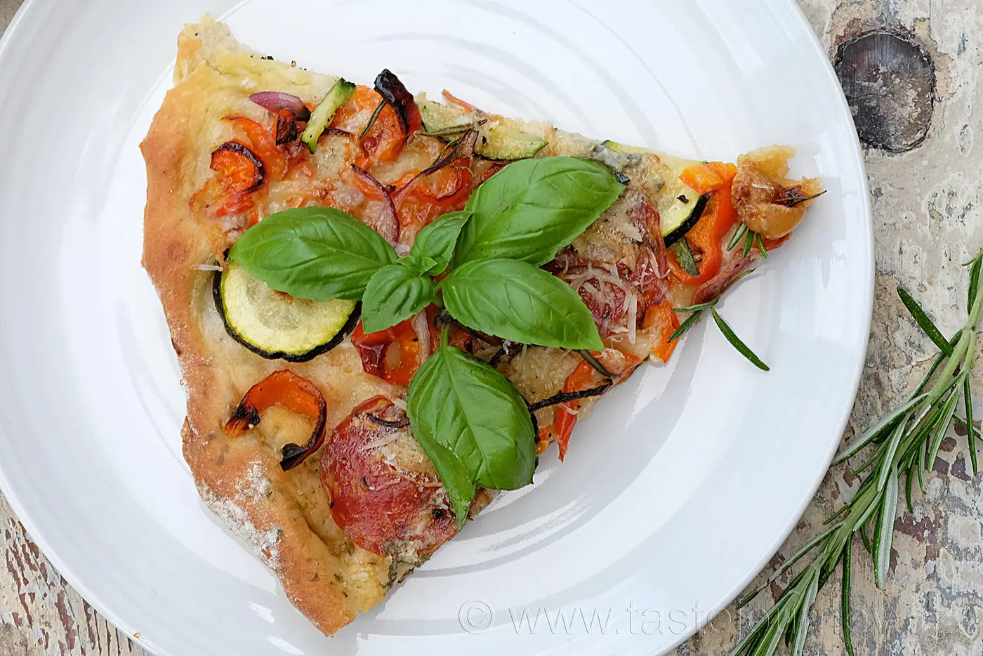 Voňavá, křupavá rozmarýnová pizza. Doma v troubě i na zahradě na grilu. – fotografie 13