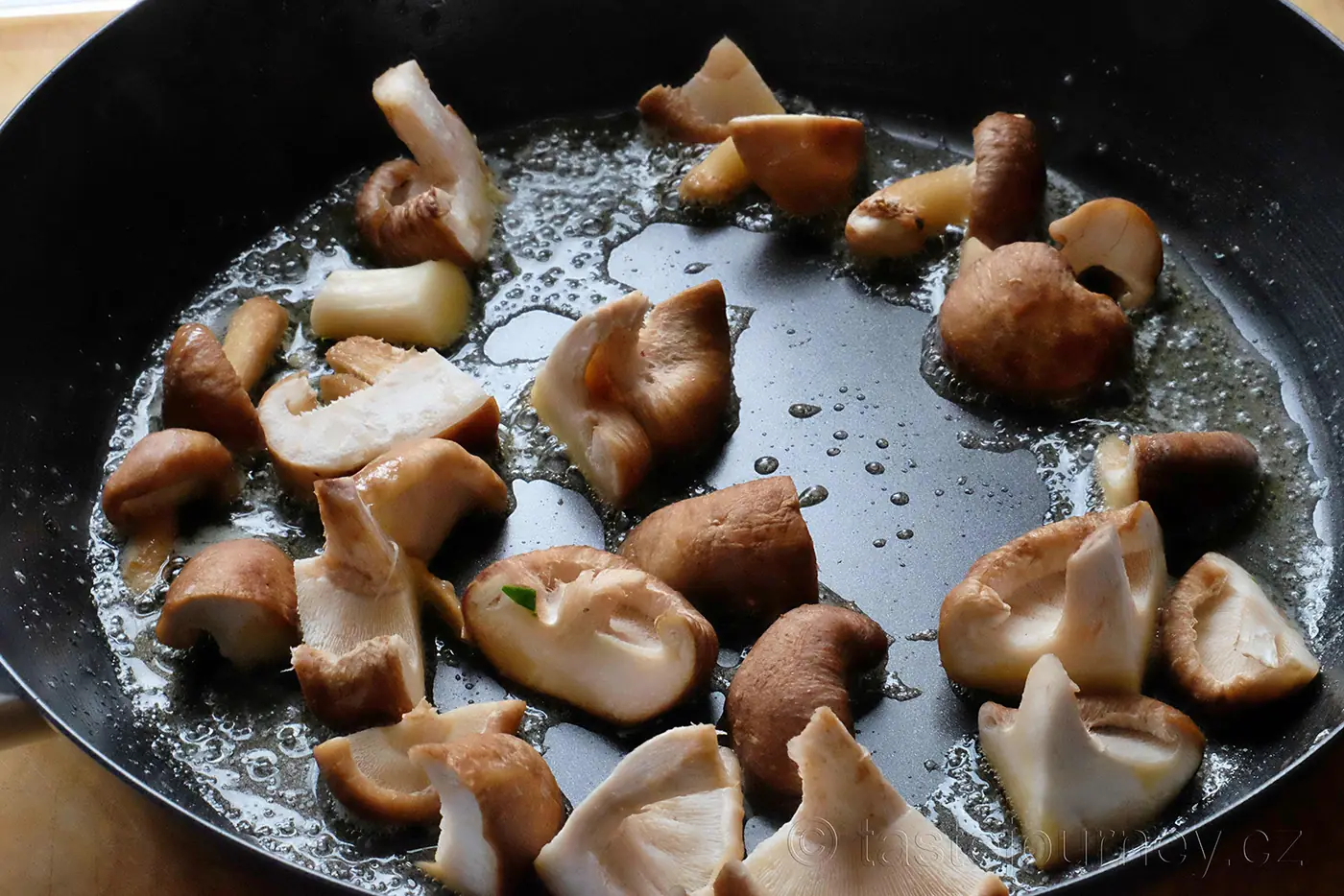 I klasická pochoutka může překvapit. Rizoto s medvědím česnekem a chřestem. – fotografie 3