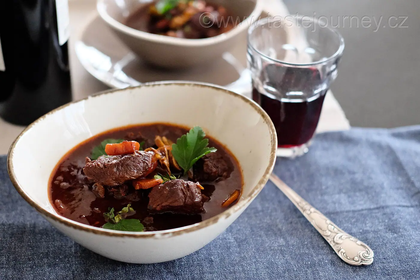 Beef bourguignon  – dušené hovězí na víně patří k tomu nejlepšímu z francouzské kuchyně