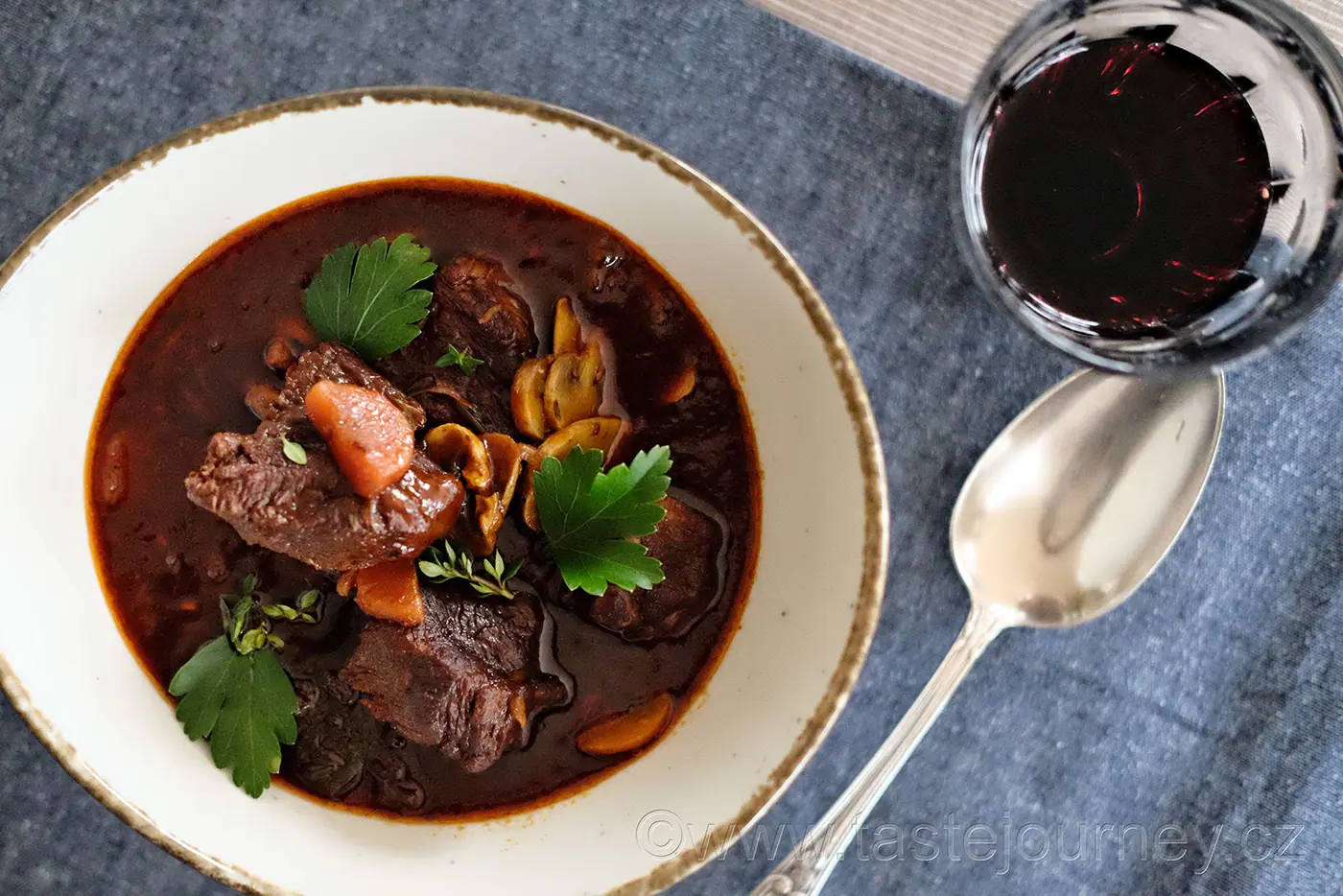 Beef bourguignon  – dušené hovězí na víně patří k tomu nejlepšímu z francouzské kuchyně – fotografie 2