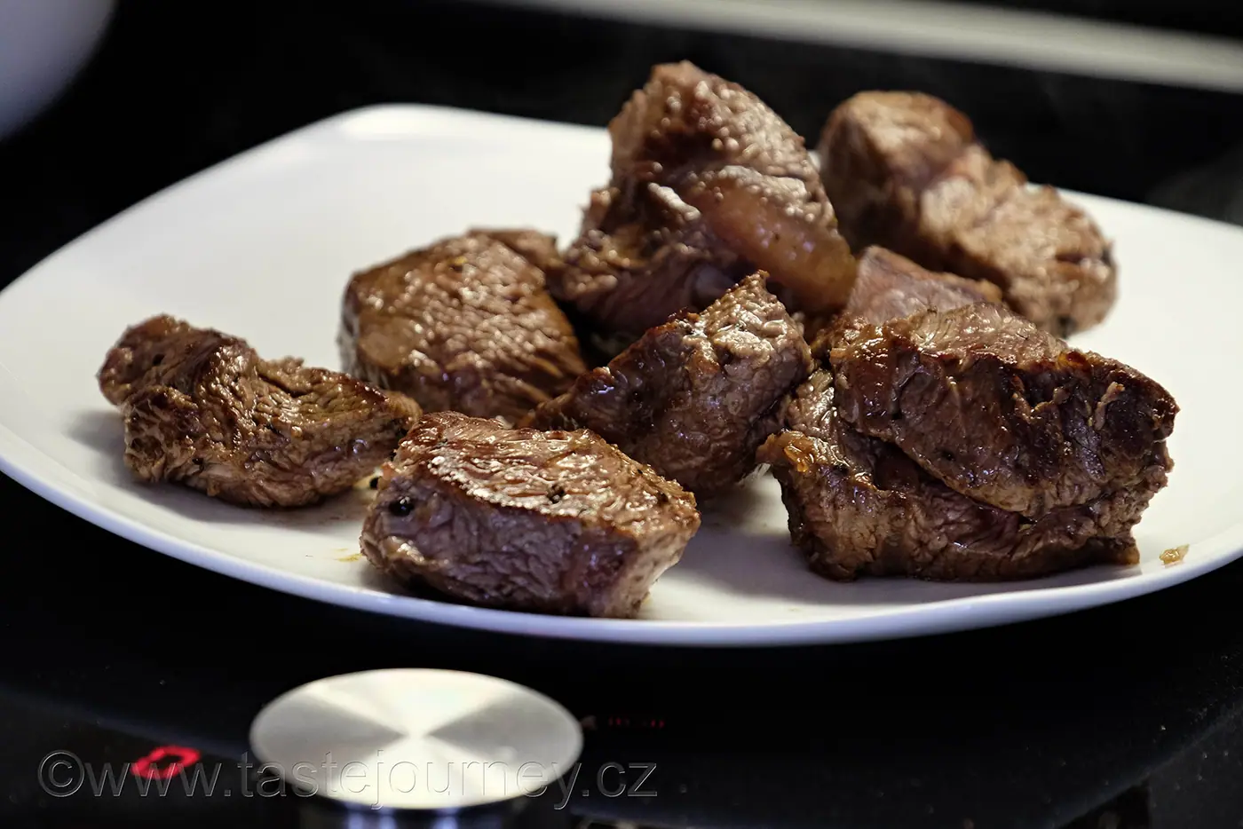 Beef bourguignon  – dušené hovězí na víně patří k tomu nejlepšímu z francouzské kuchyně – fotografie 3