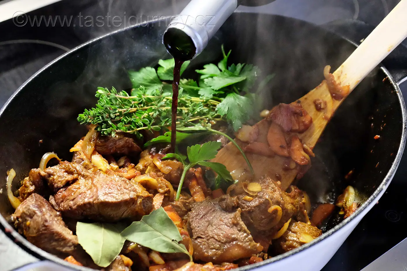 Beef bourguignon  – dušené hovězí na víně patří k tomu nejlepšímu z francouzské kuchyně – fotografie 4