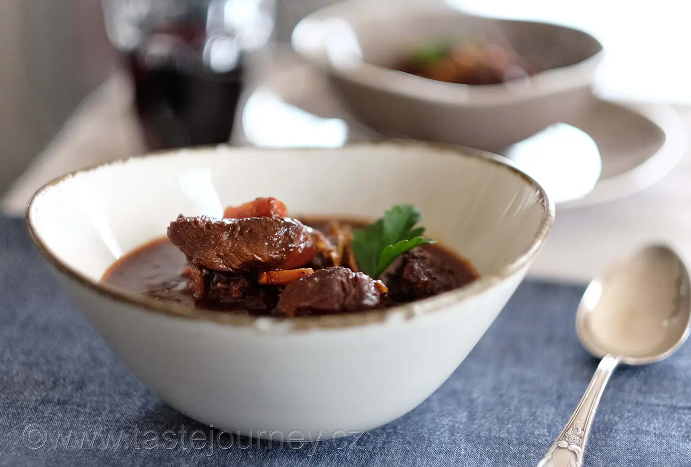 Beef bourguignon  – dušené hovězí na víně patří k tomu nejlepšímu z francouzské kuchyně – fotografie 5