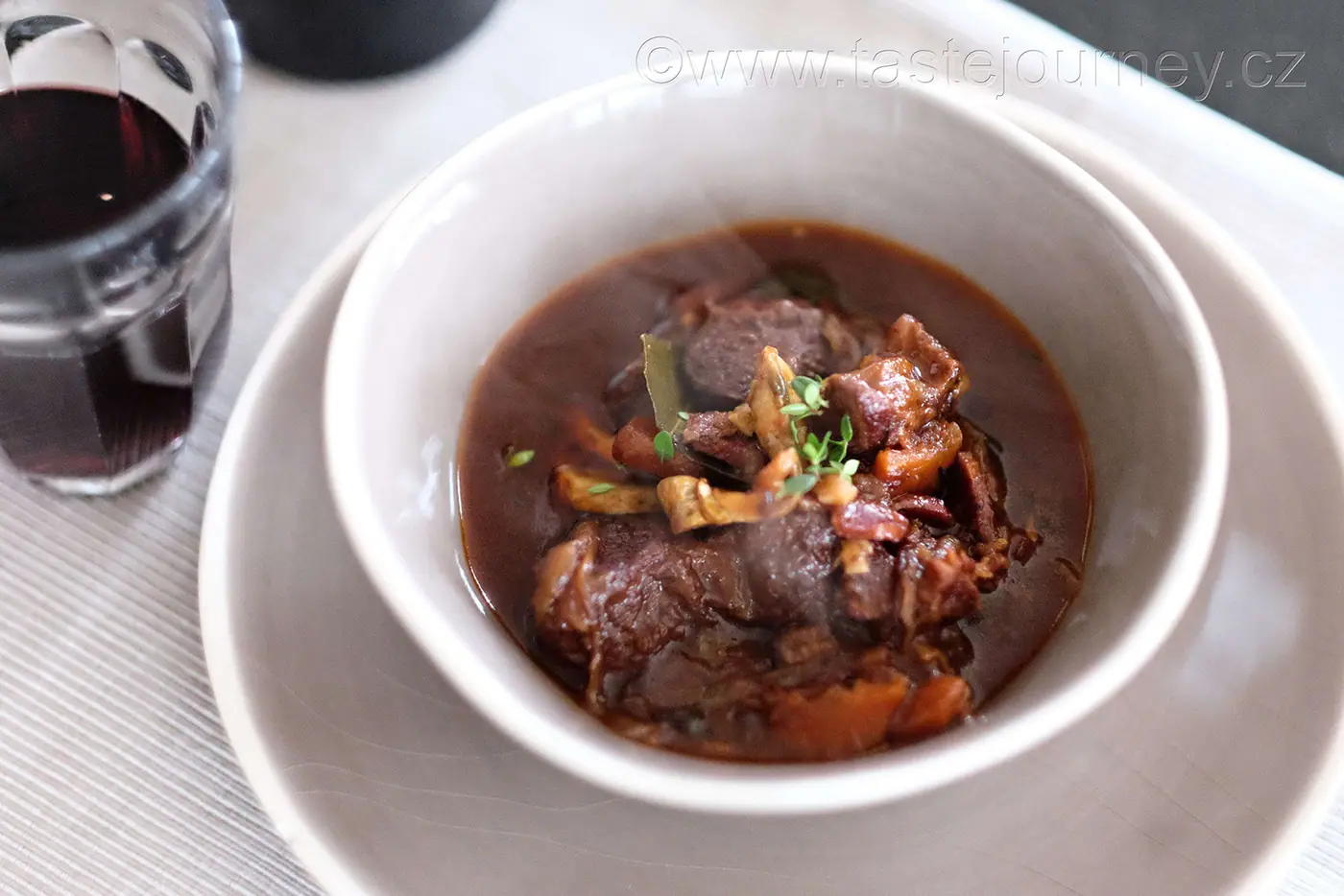 Beef bourguignon  – dušené hovězí na víně patří k tomu nejlepšímu z francouzské kuchyně – fotografie 7