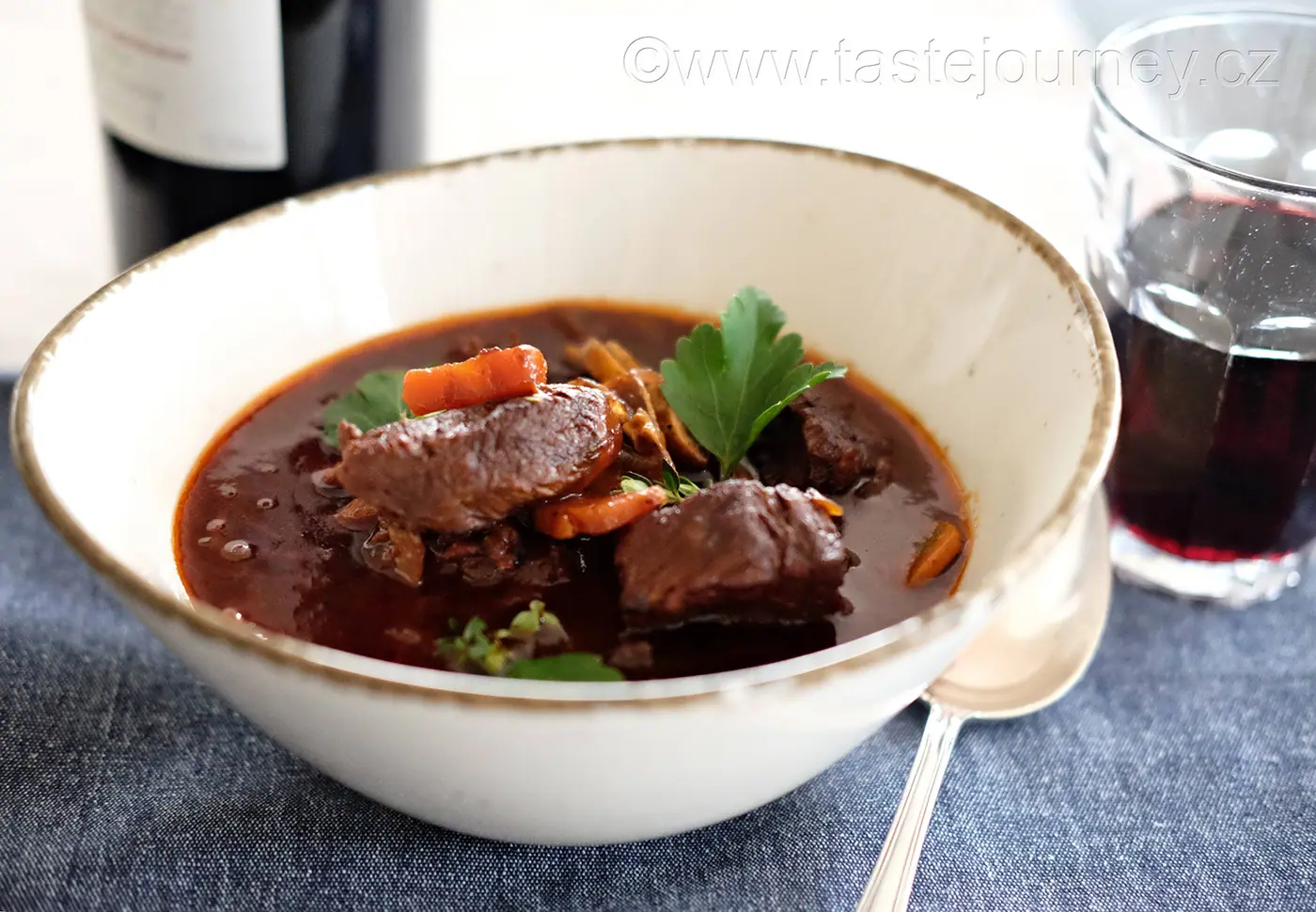 Beef bourguignon  – dušené hovězí na víně patří k tomu nejlepšímu z francouzské kuchyně – fotografie 8