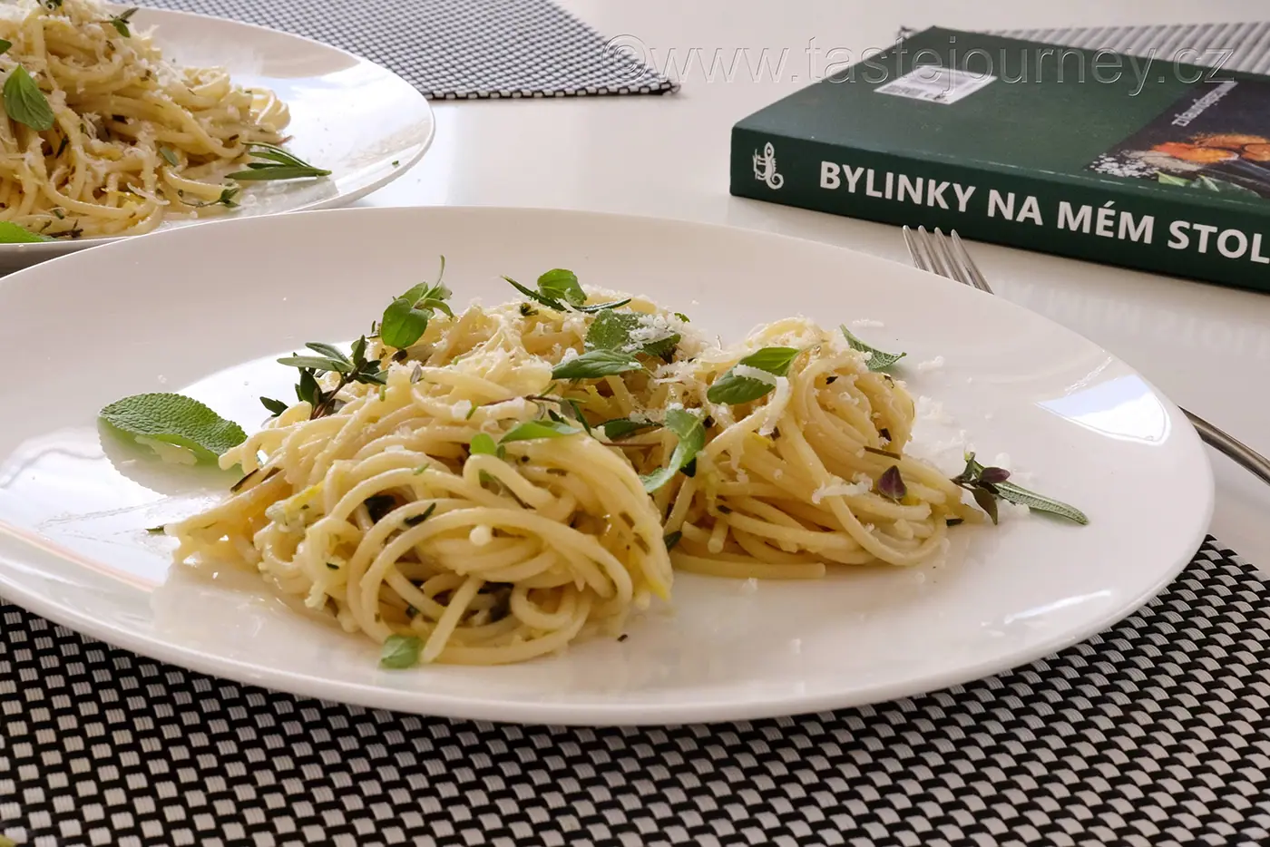Citrónové spaghetti s pěti bylinkami. Bylinková sezóna právě začala
