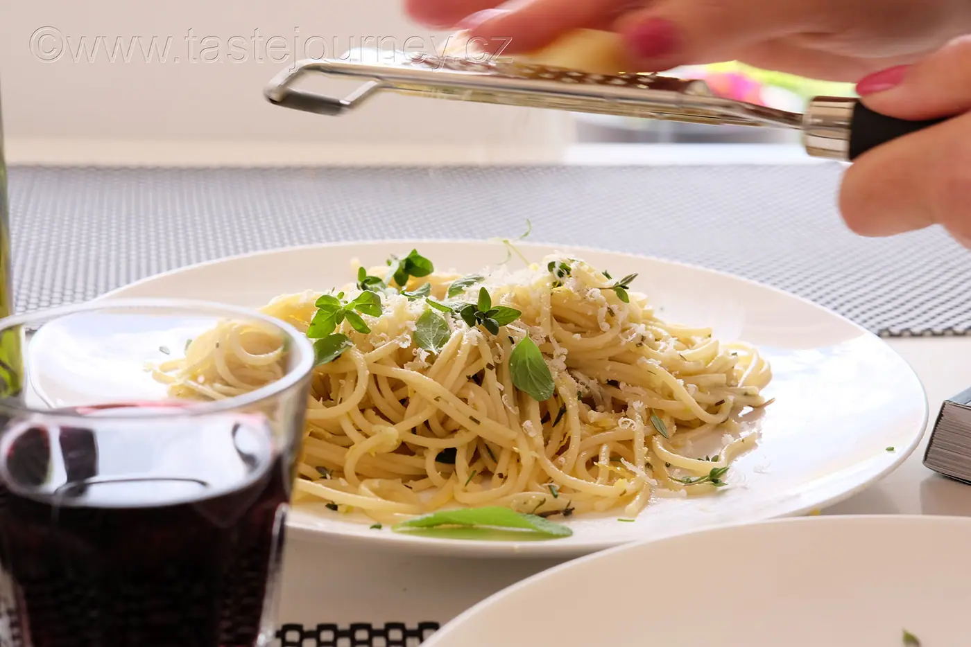 Citrónové spaghetti s pěti bylinkami. Bylinková sezóna právě začala – fotografie 2