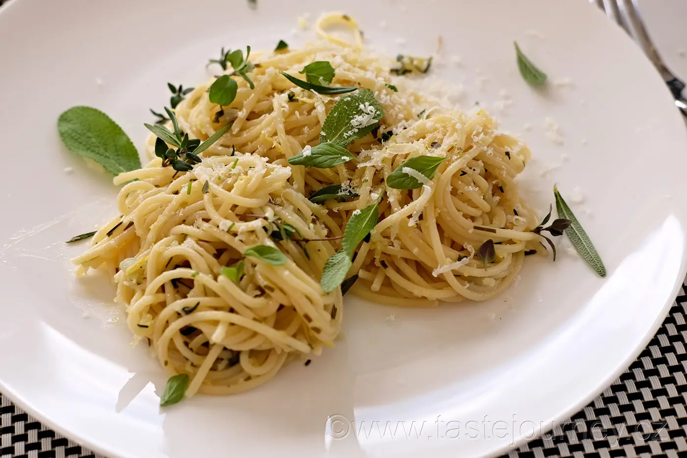 Citrónové spaghetti s pěti bylinkami. Bylinková sezóna právě začala – fotografie 6