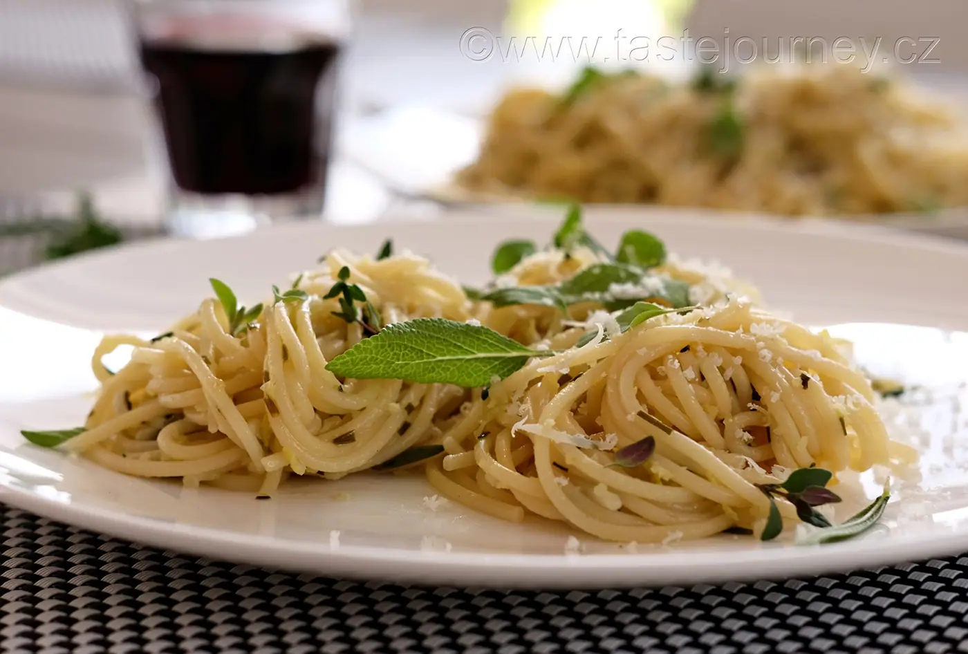 Citrónové spaghetti s pěti bylinkami. Bylinková sezóna právě začala – fotografie 7