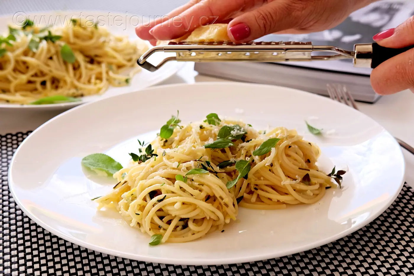 Citrónové spaghetti s pěti bylinkami. Bylinková sezóna právě začala – fotografie 8