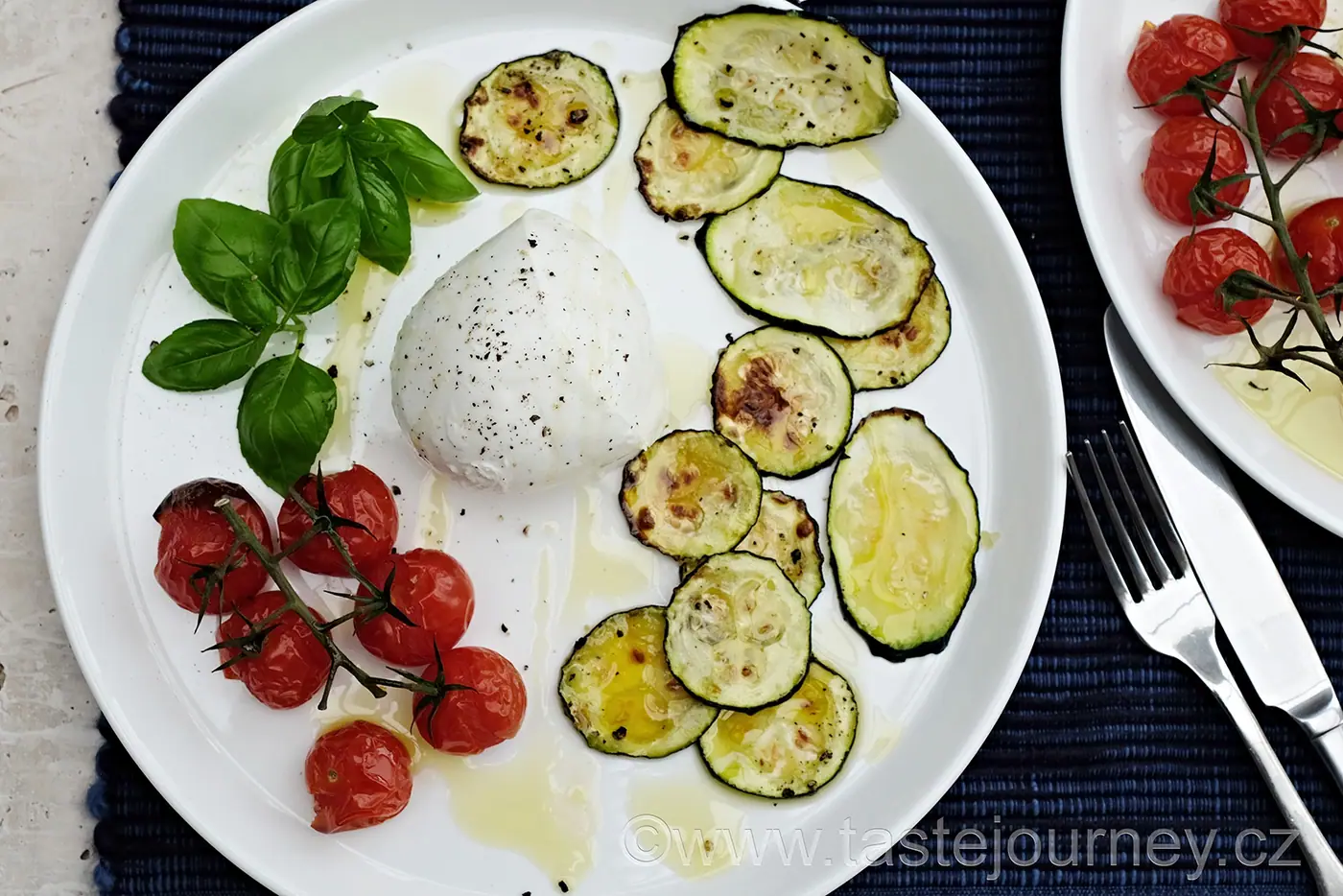 Poslední doteky léta – mozzarella s pečenou cuketou a cherry rajčátky.