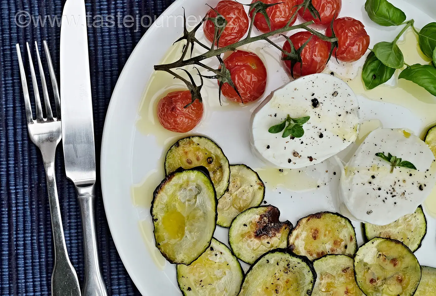 Poslední doteky léta – mozzarella s pečenou cuketou a cherry rajčátky. – fotografie 2