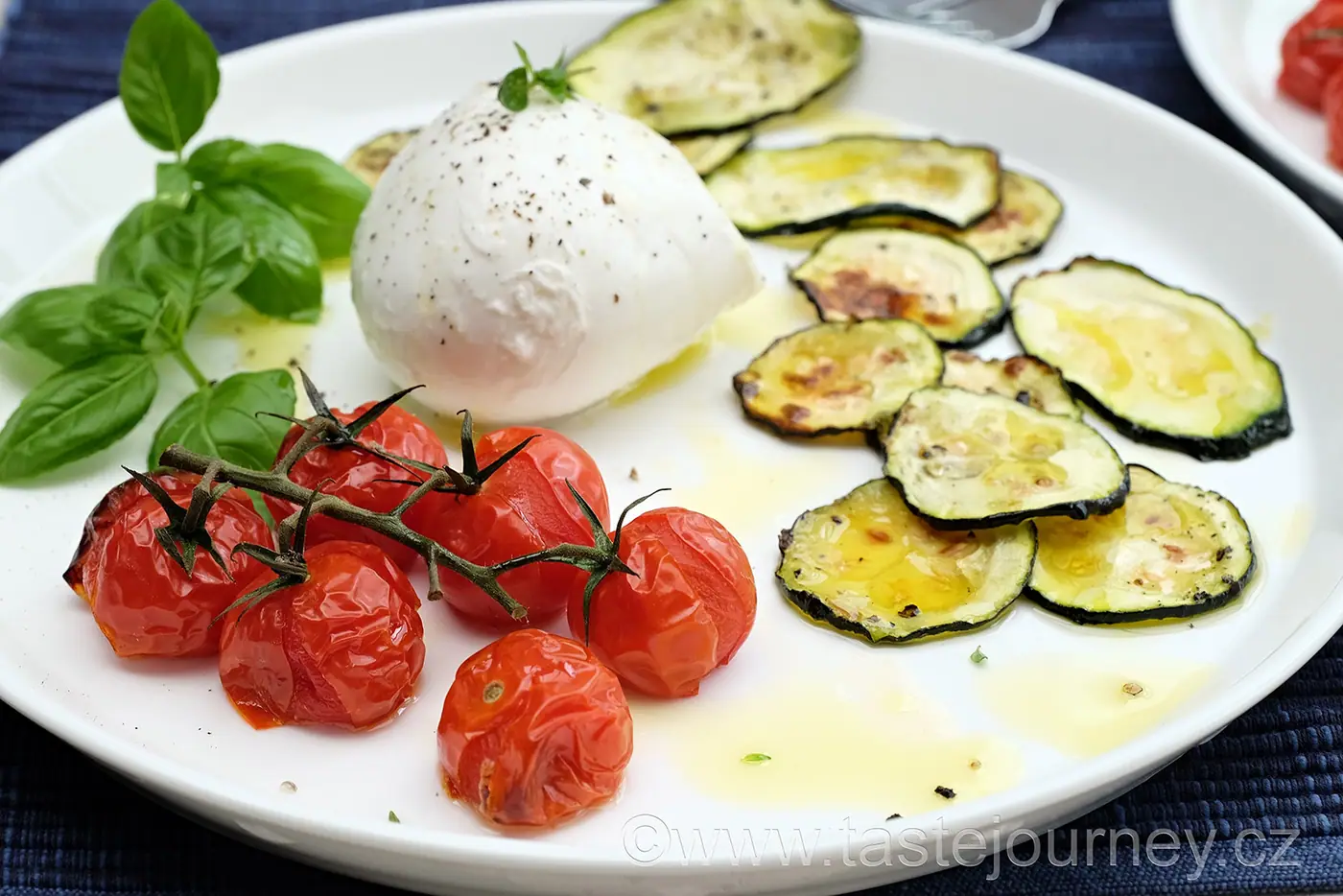 Poslední doteky léta – mozzarella s pečenou cuketou a cherry rajčátky. – fotografie 4