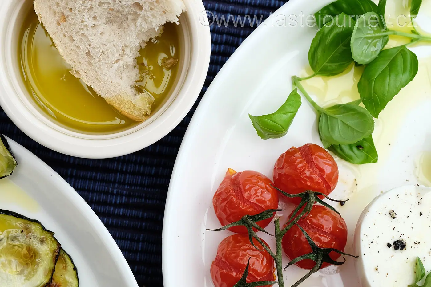 Poslední doteky léta – mozzarella s pečenou cuketou a cherry rajčátky. – fotografie 5