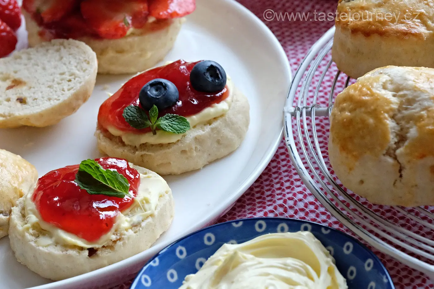 Čaj je jenom z čaje, tvrdí herec Benedict Cumberbatch. Britové milují čaj, scones a devonské krávy