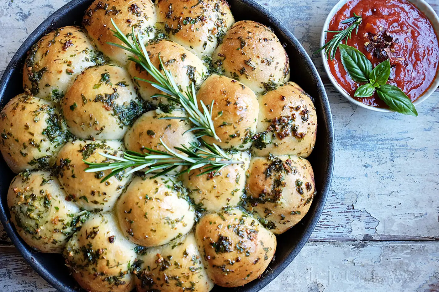 Báječné kuličky z pizzového těsta plněné mozzarellou