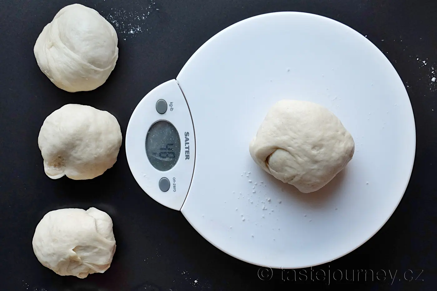 Báječné kuličky z pizzového těsta plněné mozzarellou – fotografie 3