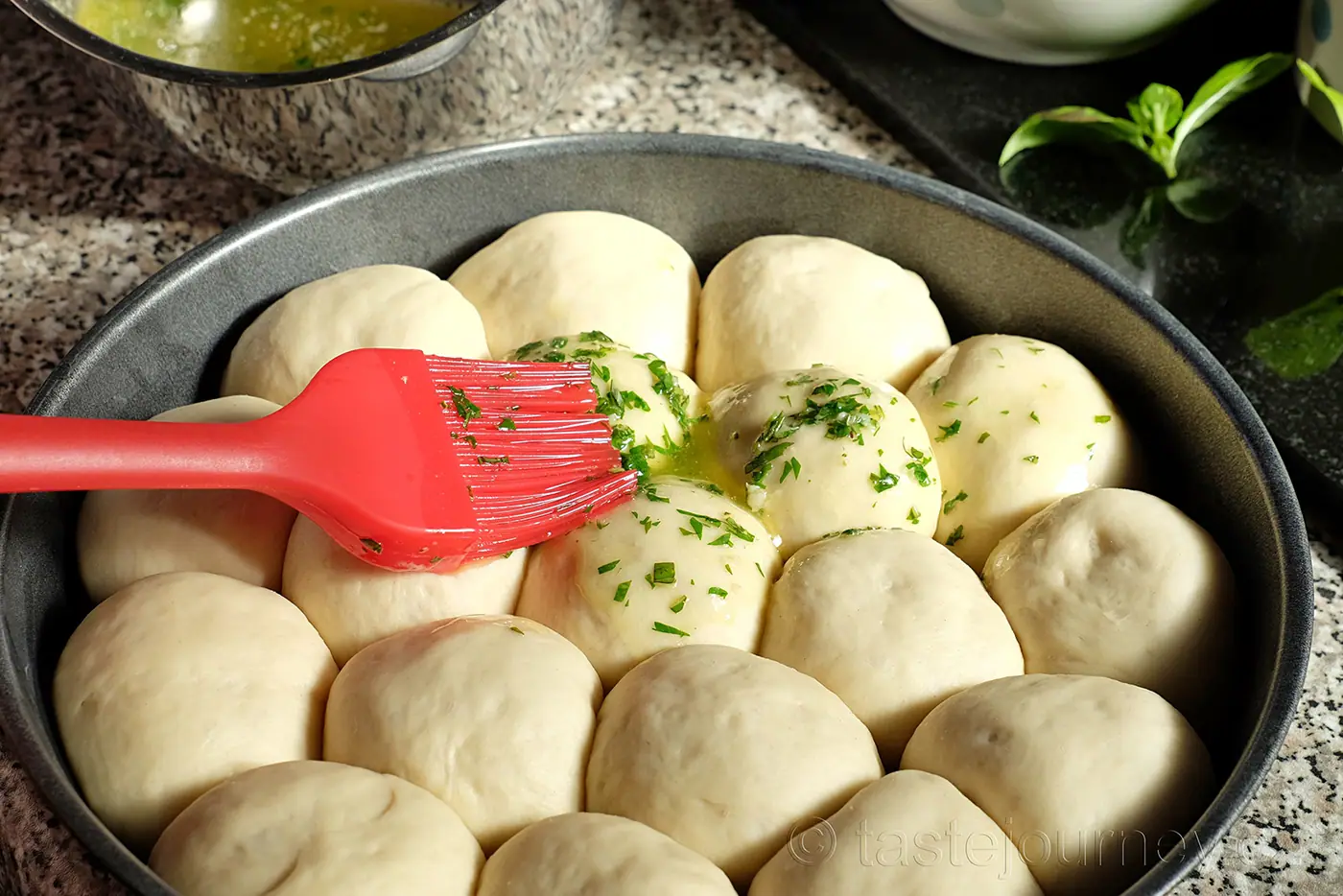 Báječné kuličky z pizzového těsta plněné mozzarellou – fotografie 4