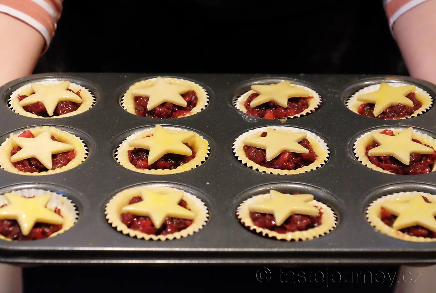 Britské koláčky mince pie s brusinkovou náplní s vůní pomerančů – fotografie 3