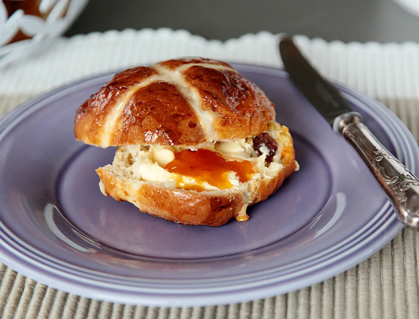 Britský mazanec – hot cross buns neboli bochánky s křížem