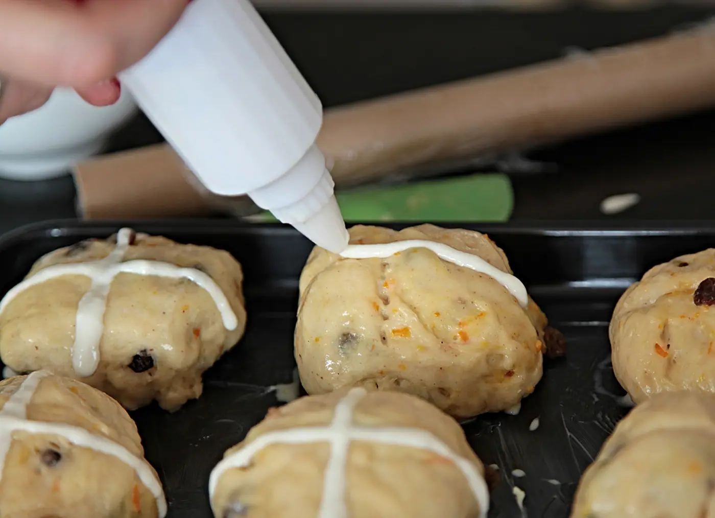 Britský mazanec – hot cross buns neboli bochánky s křížem – fotografie 4