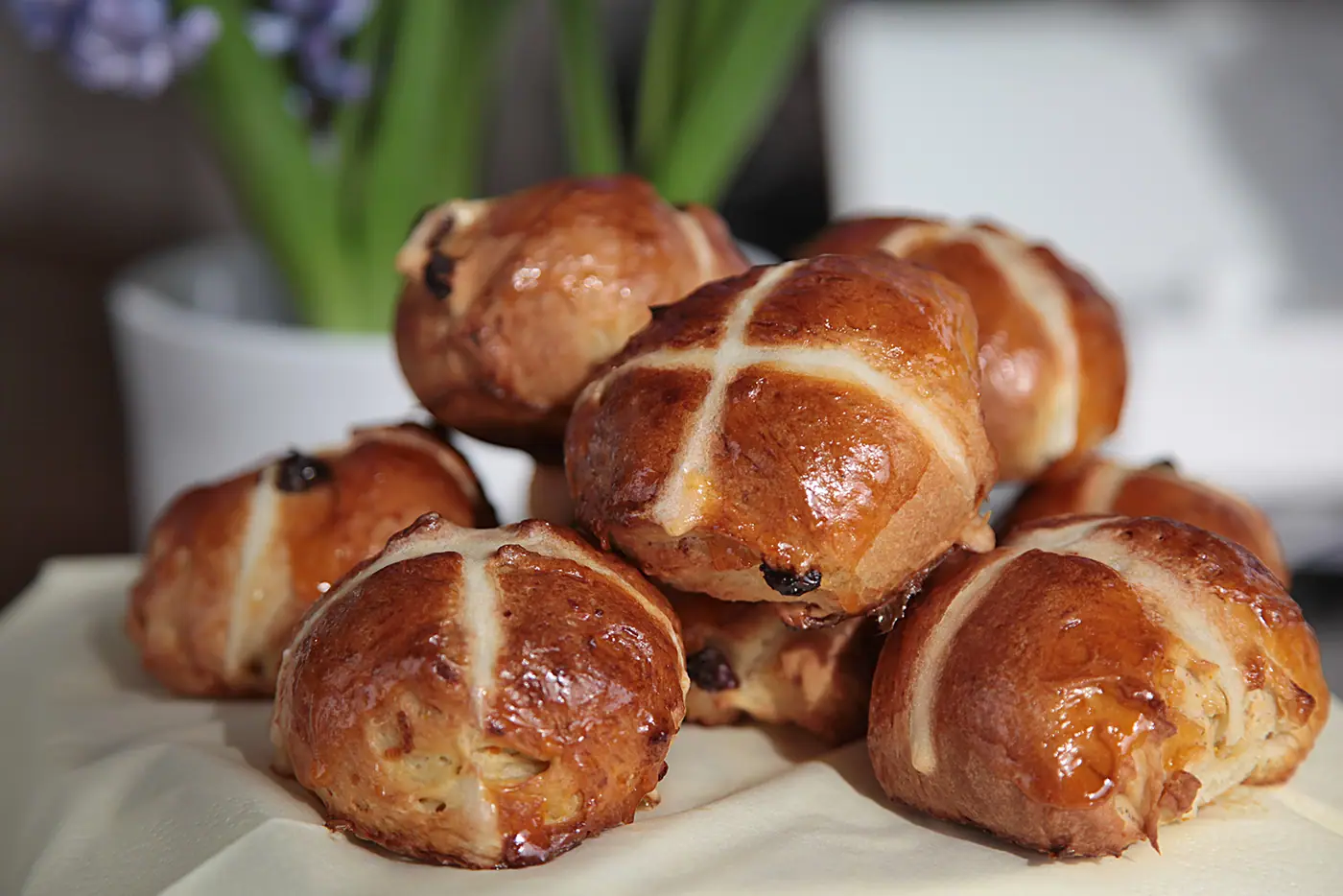 Britský mazanec – hot cross buns neboli bochánky s křížem – fotografie 5