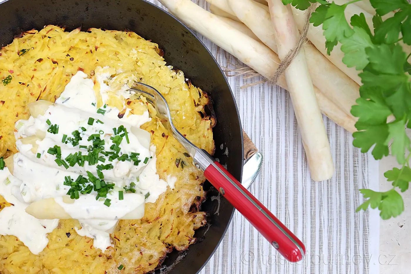 Český chřest na bramborovém rösti. Bílá královská zelenina začíná sezónu.