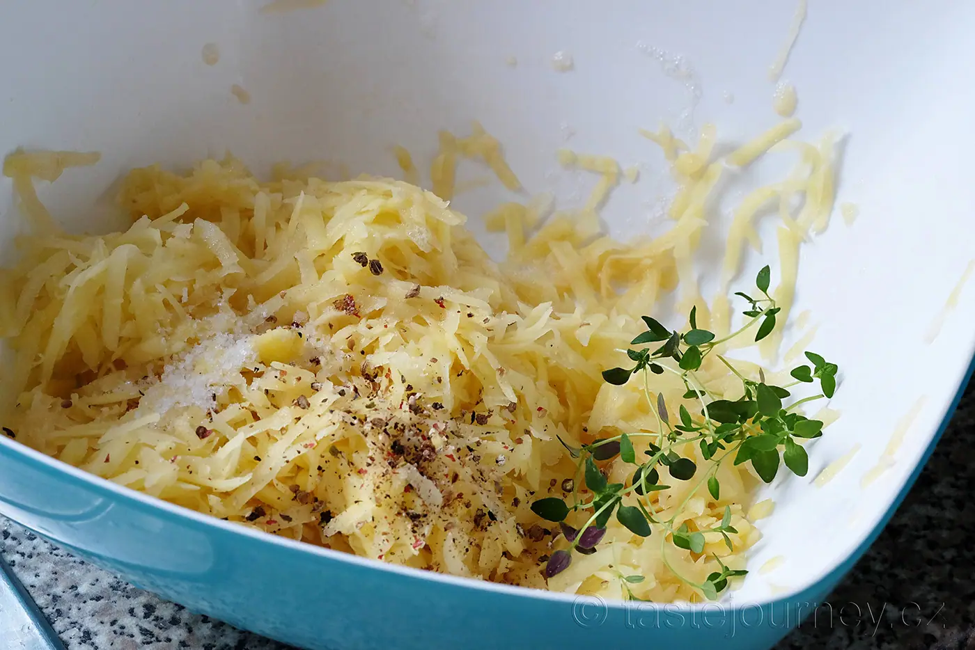 Český chřest na bramborovém rösti. Bílá královská zelenina začíná sezónu. – fotografie 4