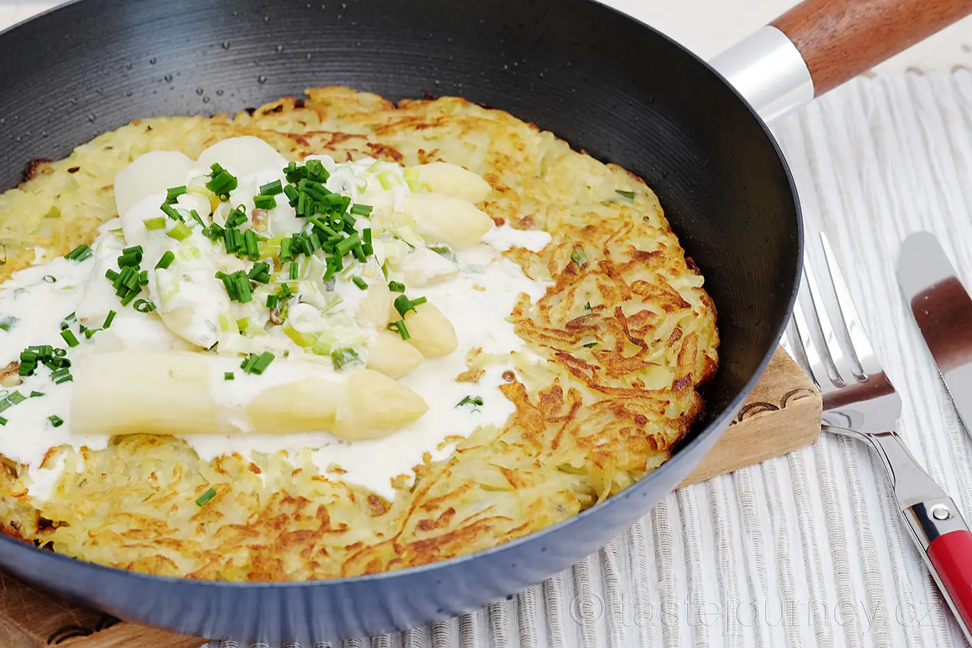 Český chřest na bramborovém rösti. Bílá královská zelenina začíná sezónu. – fotografie 5
