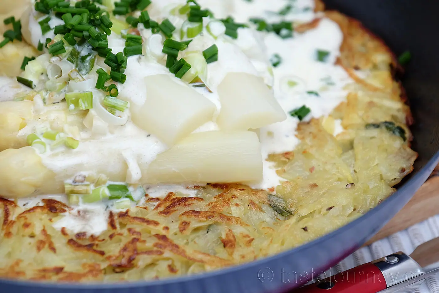 Český chřest na bramborovém rösti. Bílá královská zelenina začíná sezónu. – fotografie 6