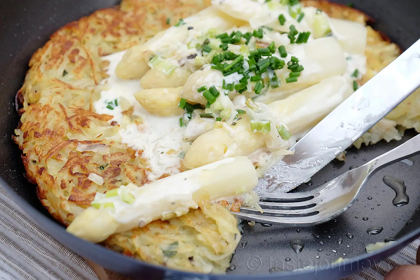 Český chřest na bramborovém rösti. Bílá královská zelenina začíná sezónu. – fotografie 7