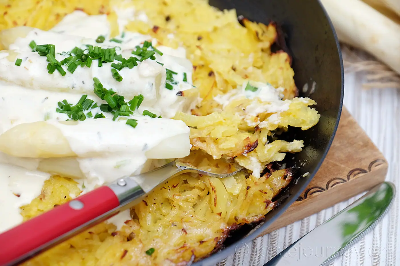 Český chřest na bramborovém rösti. Bílá královská zelenina začíná sezónu. – fotografie 8