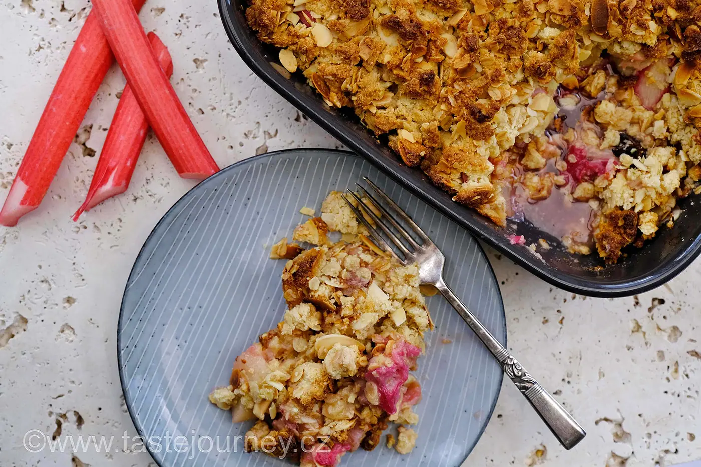 Crumble – vynikající anglický dezert. Bez mouky a s růžovou rychlenou rebarborou