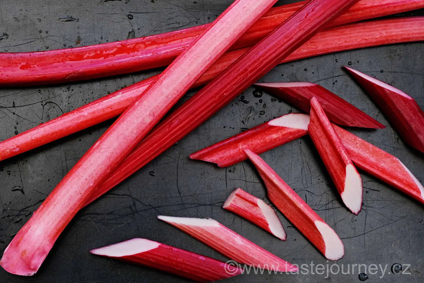 Crumble – vynikající anglický dezert. Bez mouky a s růžovou rychlenou rebarborou – fotografie 3