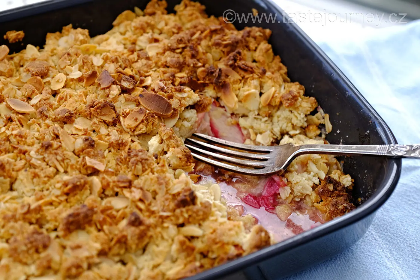 Crumble – vynikající anglický dezert. Bez mouky a s růžovou rychlenou rebarborou – fotografie 4