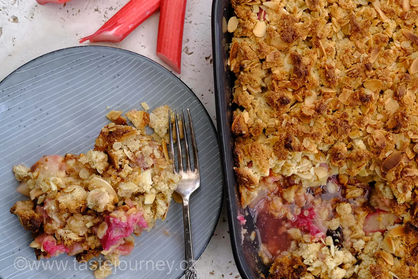 Crumble – vynikající anglický dezert. Bez mouky a s růžovou rychlenou rebarborou – fotografie 5