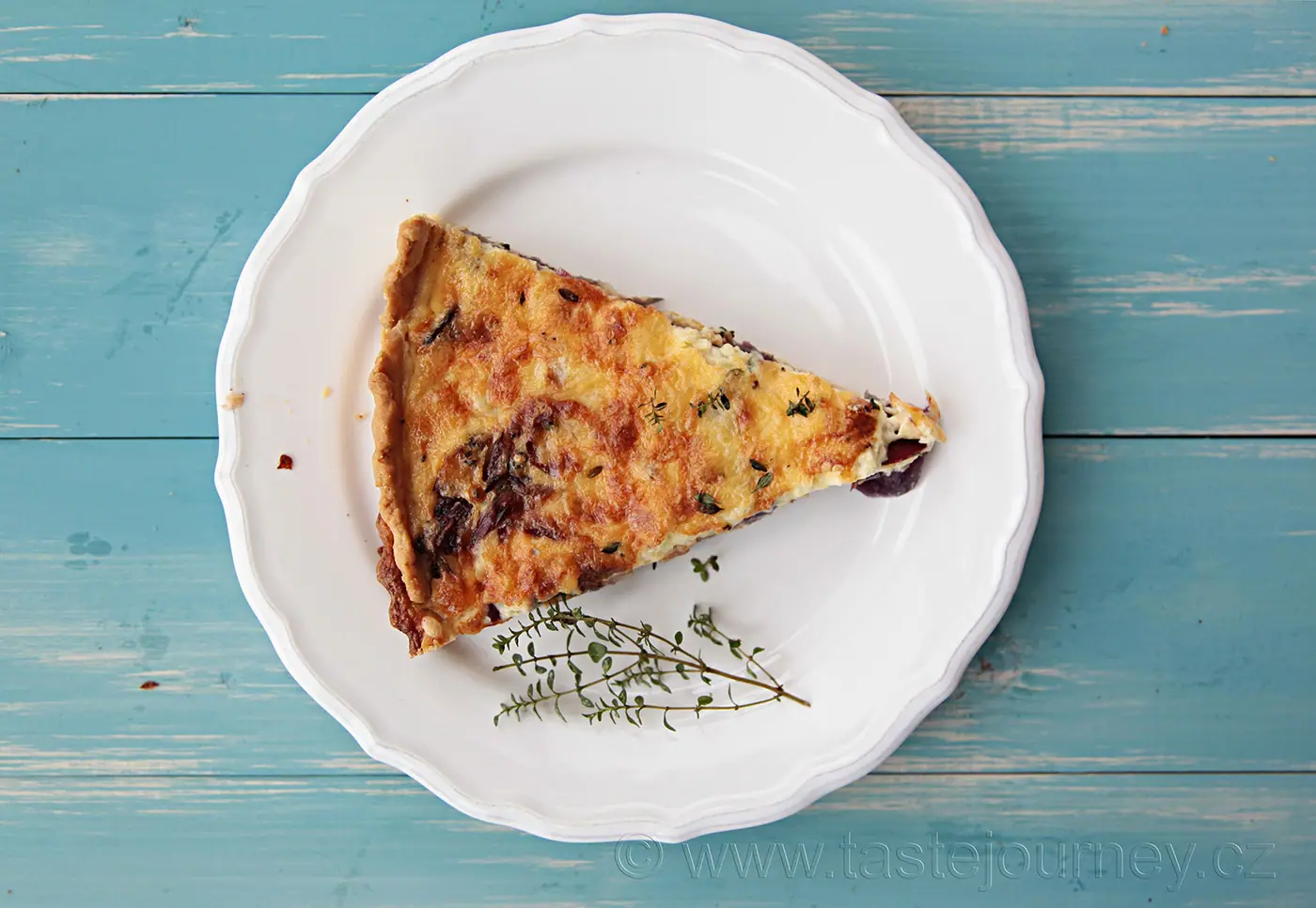 Francie a quishe. Tento slaný koláč je typicky francouzský pokrm. – fotografie 2