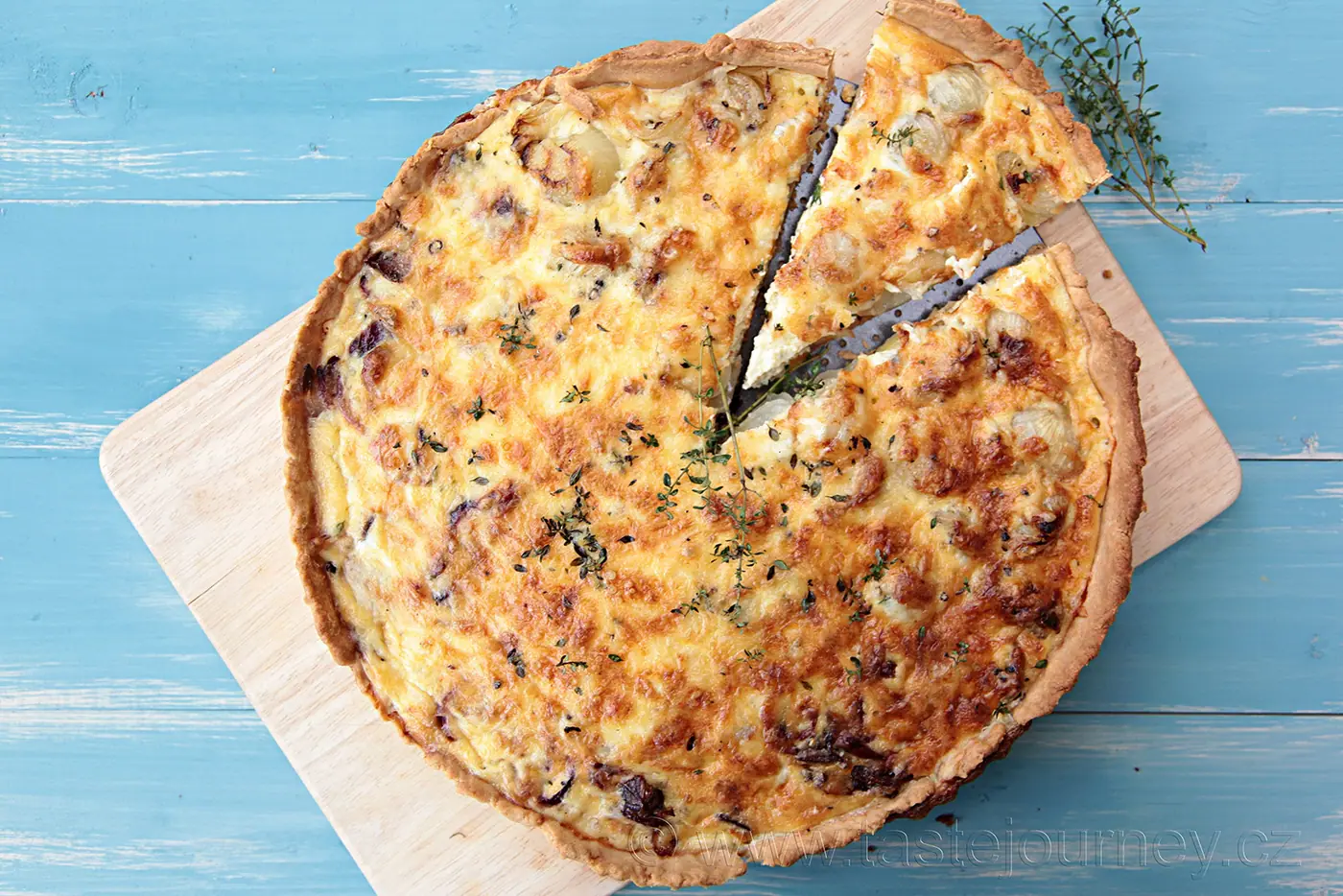 Francie a quishe. Tento slaný koláč je typicky francouzský pokrm. – fotografie 4