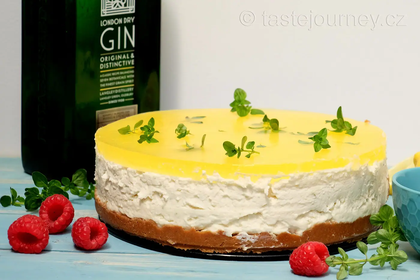 Gin a Tonic v cheesecaku s bezinkovým sirupem. Osvěžte se!
